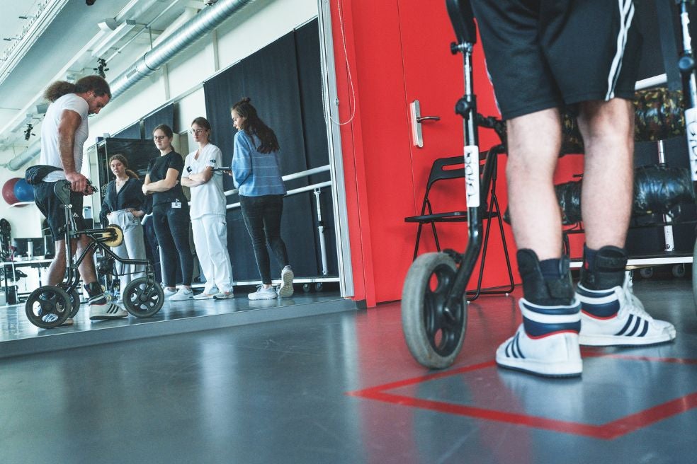 «Además de la rehabilitación, entreno en el gimnasio y practico remo. Puedo mantenerme en pie, sin muletas, un par de horas. Pero ahora mi objetivo es caminar sin ellas», dice Rocatti.