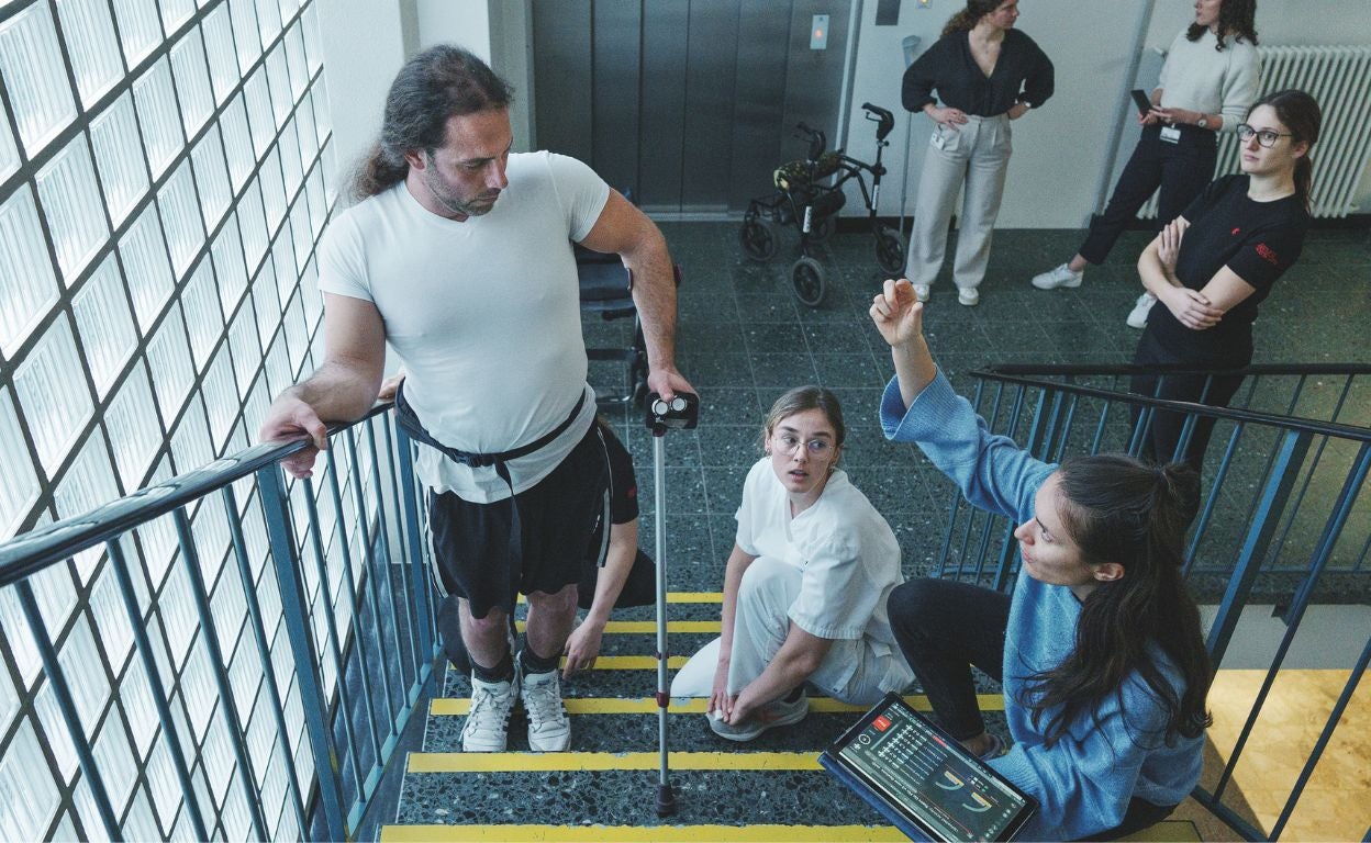 La primera persona en volver a andar tras un lesión medular completa: «Tras el primer paso, no pude hablar»