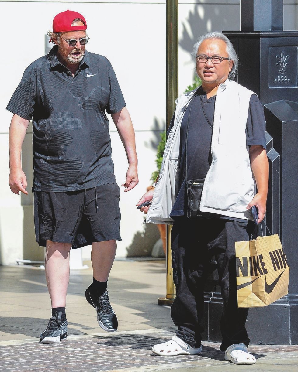 Matthew Perry con su asistente, Kenneth Iwamasa, que llevaba 25 años a su servicio, unas semanas antes de su muerte. Acosado por la depresión y sintiéndose solo, como él mimos reconocía, acabó pagándole a Iwamasa para que viviera con él.