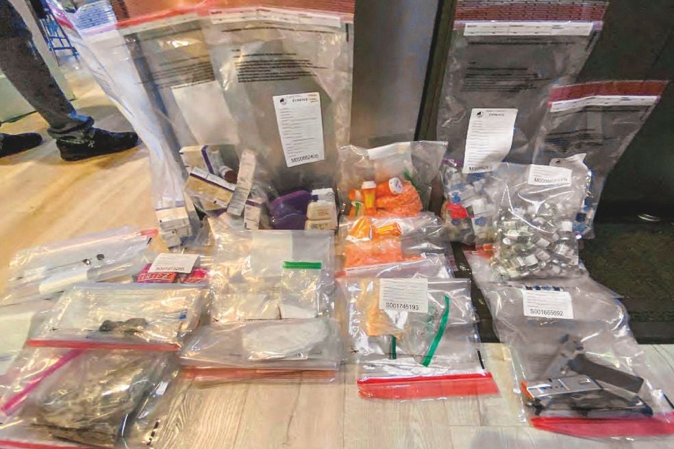 Los medicamentos legales encontrados en la casa de Perry tras el registro policial.