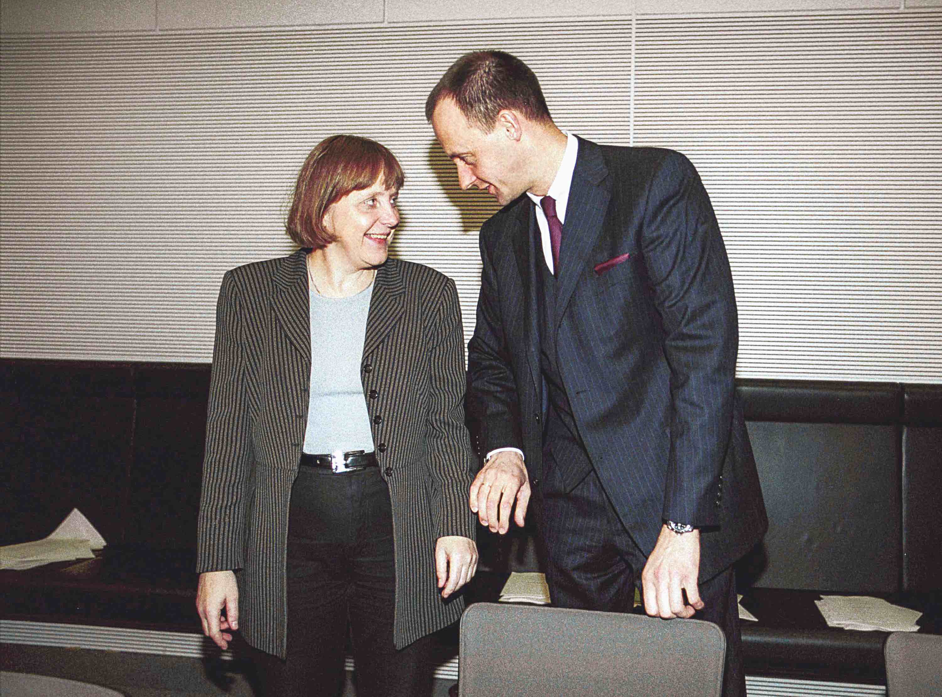 De vuelta a Alemania, se convirtió en el gran candidato a ser su heredero, hasta que Angela Merkel se interpuso en su camino. La mujer que acabó gobernando Alemania durante16 años lo derrotó en una implacable batalla por la presidencia de la CDU. Cuando fue nombrada canciller, ni siquiera le ofreció un ministerio. Humillado, Merz dejó la política poco después. Solo regresó, convertido en multimillonario, cuando Merkel se jubiló.