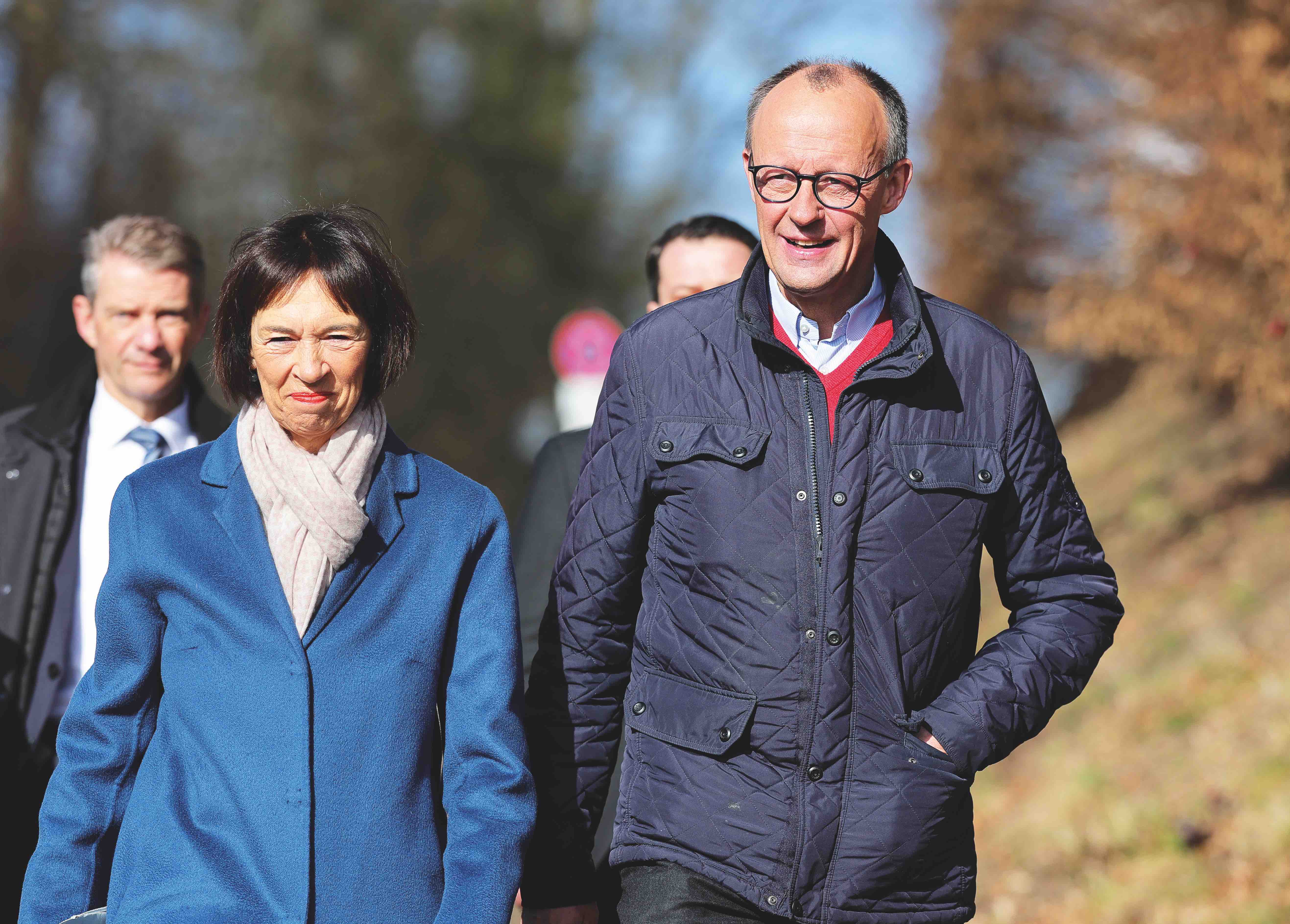Merz es católico, de familia tradicional, y lleva más de 40 años casado con Charlotte Gass, jueza de distrito. Tienen tres hijos y siete nietos.