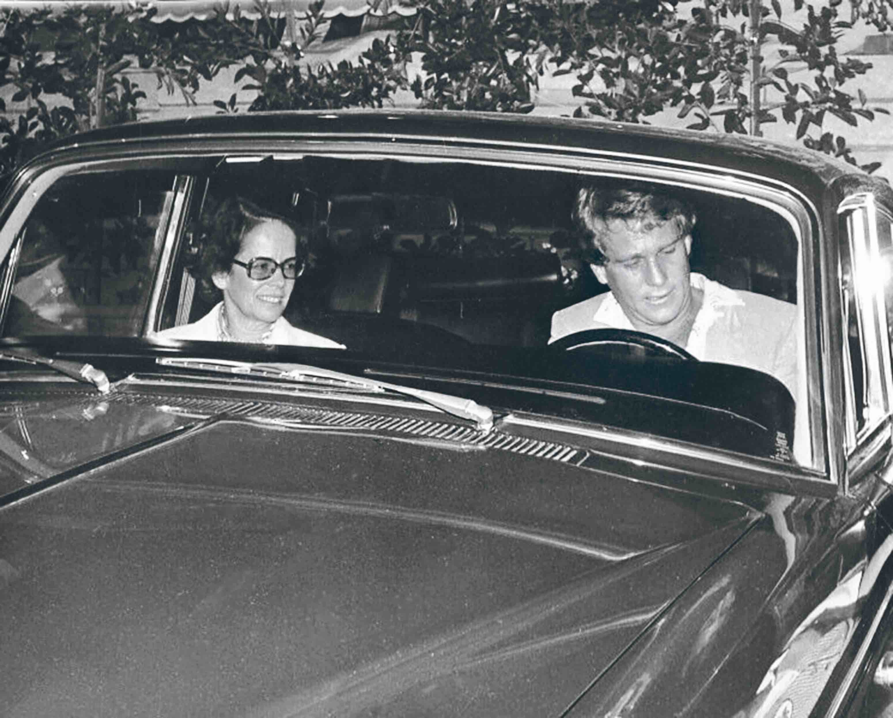 Oona con el actor Ryan O'Neal en 1979. Él, 14 años más joven, era una celebridad tras protagonizar Love story.