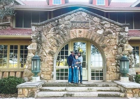 Imagen secundaria 1 - EL MUNDO SEGÚN TAYLOR. Sheridan y su esposa, Nicole, se casaron en 2013. Les une la pasión por el mundo vaquero (ella también creció en el rancho de sus abuelos en Wyoming). Ahora, la pareja vive junto a su hijo Gus, de 14 años, en el histórico rancho Four Sixes (Texas), fundado en 1900 y cuya última propietaria vendió a Sheridan antes de morir en 2020. Allí se ruedan muchas de las escenas de sus series.