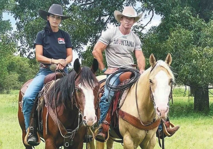 Imagen principal - EL MUNDO SEGÚN TAYLOR. Sheridan y su esposa, Nicole, se casaron en 2013. Les une la pasión por el mundo vaquero (ella también creció en el rancho de sus abuelos en Wyoming). Ahora, la pareja vive junto a su hijo Gus, de 14 años, en el histórico rancho Four Sixes (Texas), fundado en 1900 y cuya última propietaria vendió a Sheridan antes de morir en 2020. Allí se ruedan muchas de las escenas de sus series.