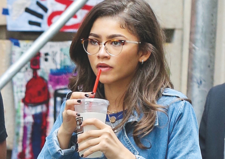 Imagen secundaria 1 - Miopes ilustres. Desde Greta Garbo, Cary Grant o Marilyn Monroe hasta Zendaya o los Jonas Brothers, son muchas las celebrities que han posado con sus gafas de miopía. En España, la cantante Aitana contaba en el programa de La resistencia que sus cinco dioptrías le habían jugado una mala pasada. Acababa de saludar a 'Obama' justo antes de entrar en el plató, pero este no le había respondido. Después se enteró de que se trataba de una estatua.