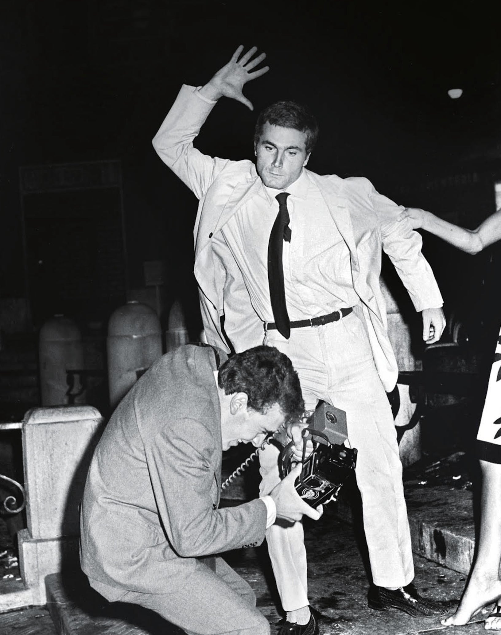 Franco Nero es uno de los famosos indignados que ha agredido a Rino Ballari. El paparazzo ha recibido todo tipo de agresiones por parte de las celebridades, la actriz Sonia Romanoff, por ejemplo, le propinó un 'heladazo' (en la apertura).