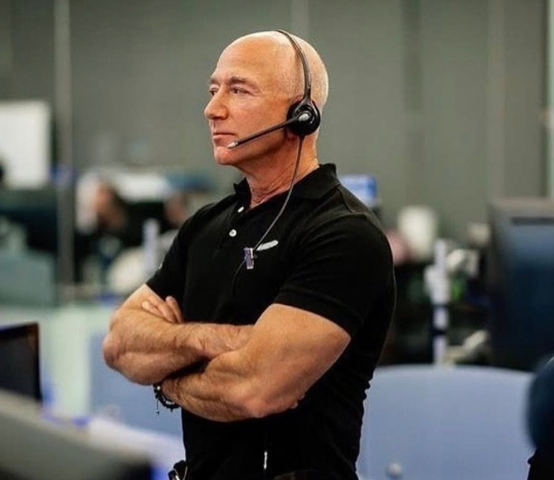 Jeff Bezos, propietario de Amazon, a la escucha en una de las sedes de Blue Origin, su empresa espacial. El empresario se precia de conocer como nadie los gustos, tendencias y deseos de los usuarios. Los datos le dan la razón.