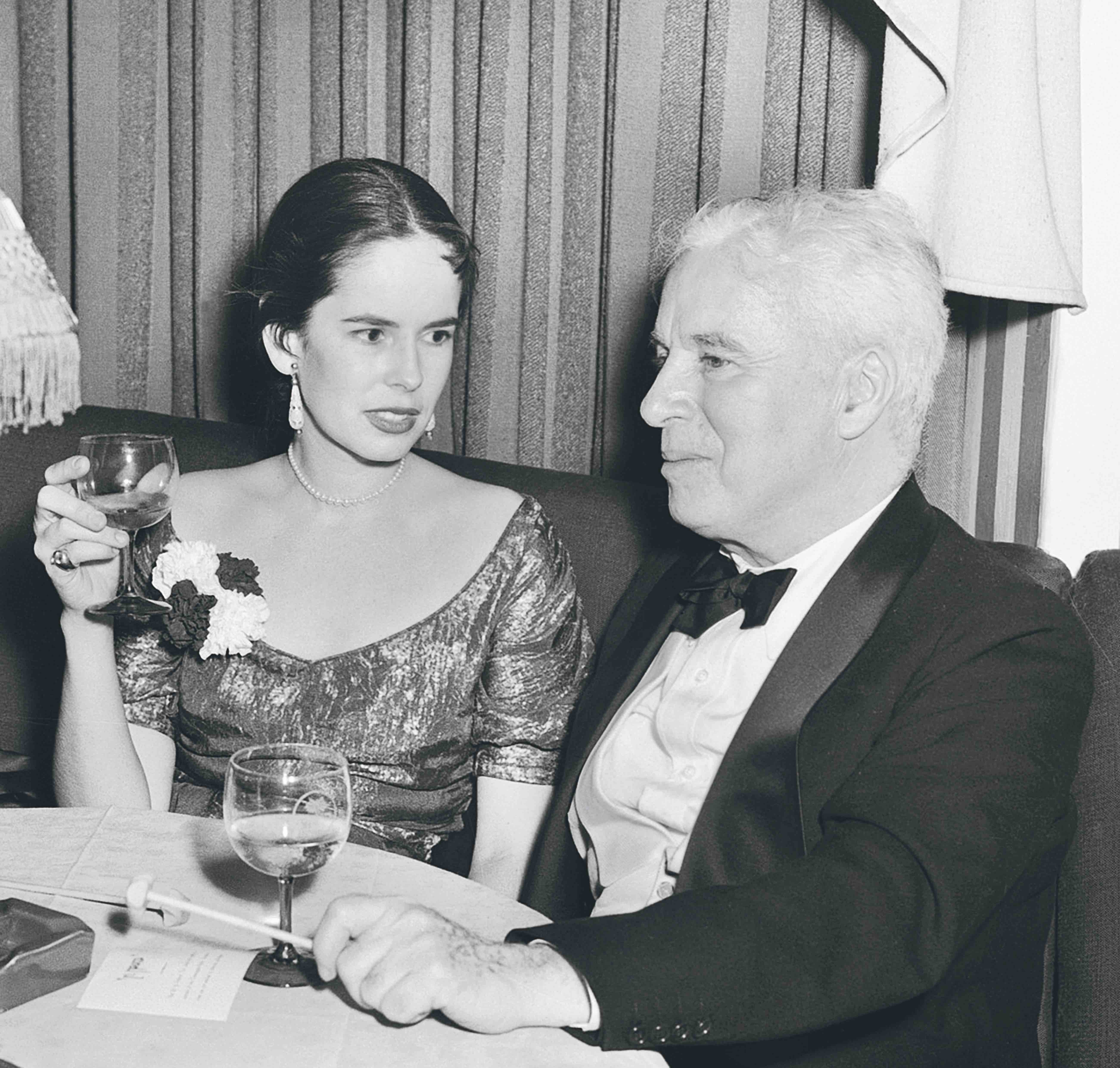 Chaplin siempre se había rodeado de mujeres muy jóvenes. Ya llevaba tres matrimonios cuando conoció a Oona, 36 años más joven. Estuvieron juntos hasta la muerte del actor.