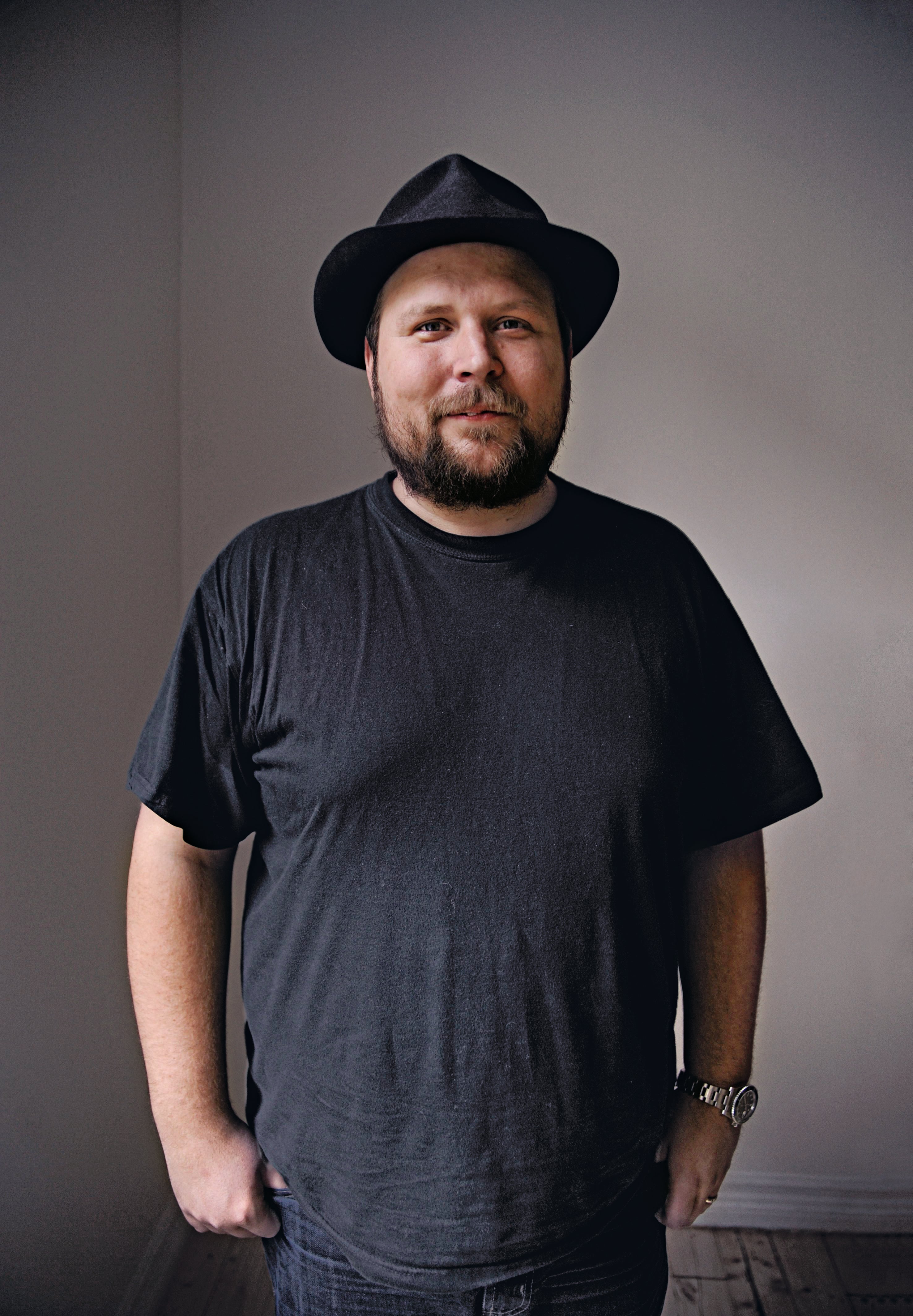 Markus Notch Persson es el programador sueco que creó Minecraft en 2009. Cinco años después vendió su empresa, Mojang, a Microsoft por 2500 millones de dólares. Lejos de encontrar la felicidad cayó en una crisis existencial: «El problema de tenerlo todo es que te quedas sin razones para seguir probando».