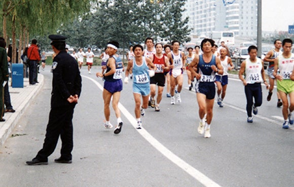 Xu Zhenjun (China) corrió el Maratón Internacional de Beijing hacia atrás y batió el récord, al completarlo en un tiempo de 3 horas, 43 minutos y 39 segundos el 17 de octubre de 2004.