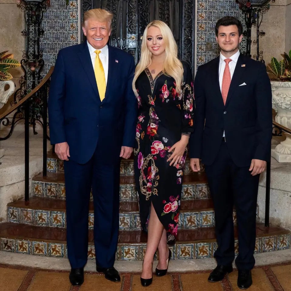 Donald Trump posa junto a su hija Tiffany y el marido de esta, Michael Boulos. Dicen los medios estadounidenses que ella es ahora la preferida, por encima de Ivanka. De hecho, Trump ha nombrado a su consuegro, el empresario Massad Boulos, como su asesor principal en Asuntos Árabes y de Medio Oriente. Lo que vendría a ser un 'reemplazo' de Jared Kushner, el marido de Ivanka.