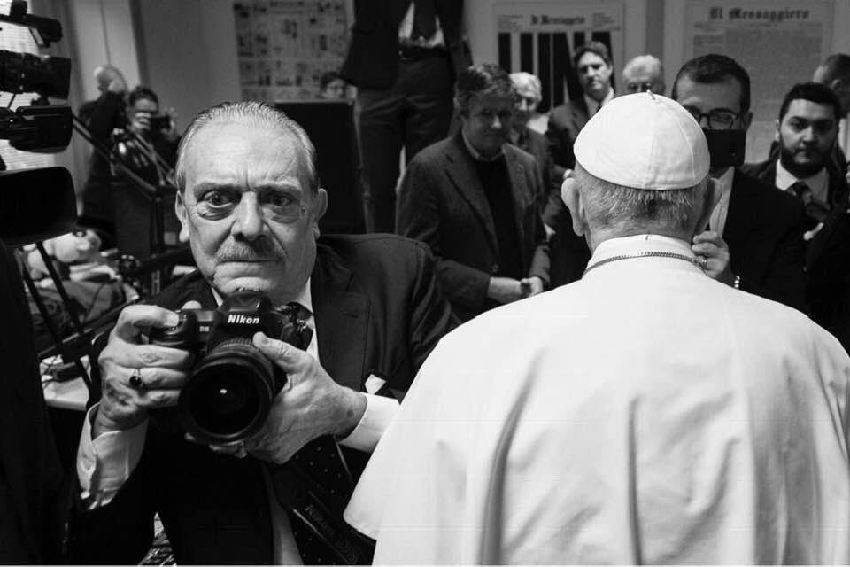 A sus 79 años Rino Barillari sigue trabajando (aquí con el Papa Francisco). Y ha recibido reconocimiento internacional: lo han nombrado profesor honorario de Fotografía de la Universidad de Xian (China).