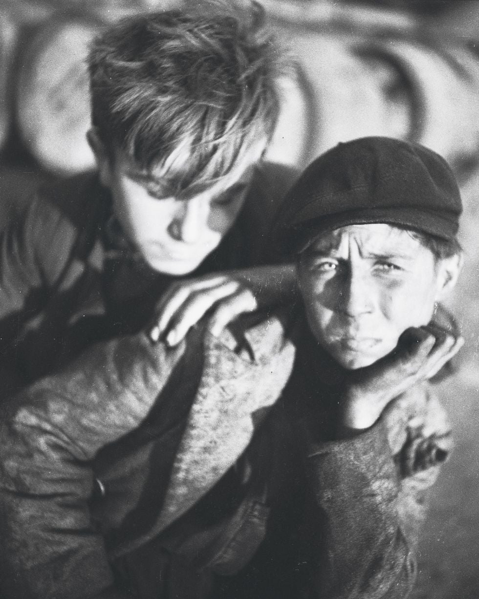 La novela aborda cómo varios españoles ayudaron a grupos de judíos a escapar de Francia.