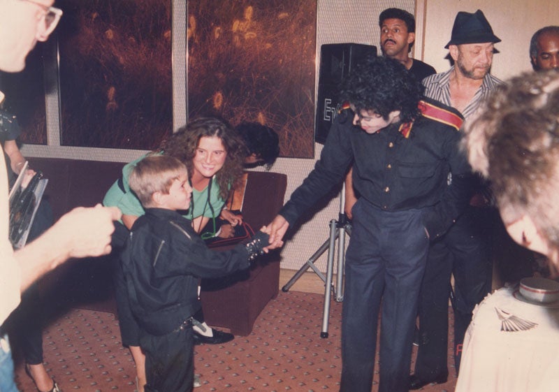 Wade (en la imagen del documental Leaving Neverland, cuando conoció al cantante) denuncia que sufrió abusos de Jackson con solo 7 años, tras ganar un concurso de imitadores del cantante en su Australia natal.