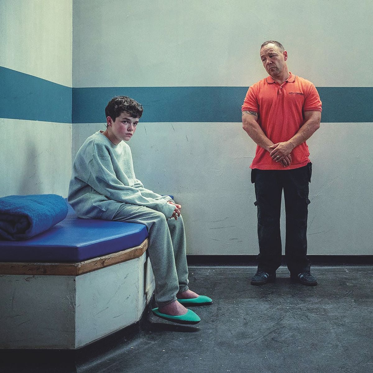 Stephen Graham, creador, guionista y protagonista de Adolescencia, con el actor con Owen Cooper, de 15 años y sin experiencia previa como actor, en una pasaje de la exitosa y dramática serie.