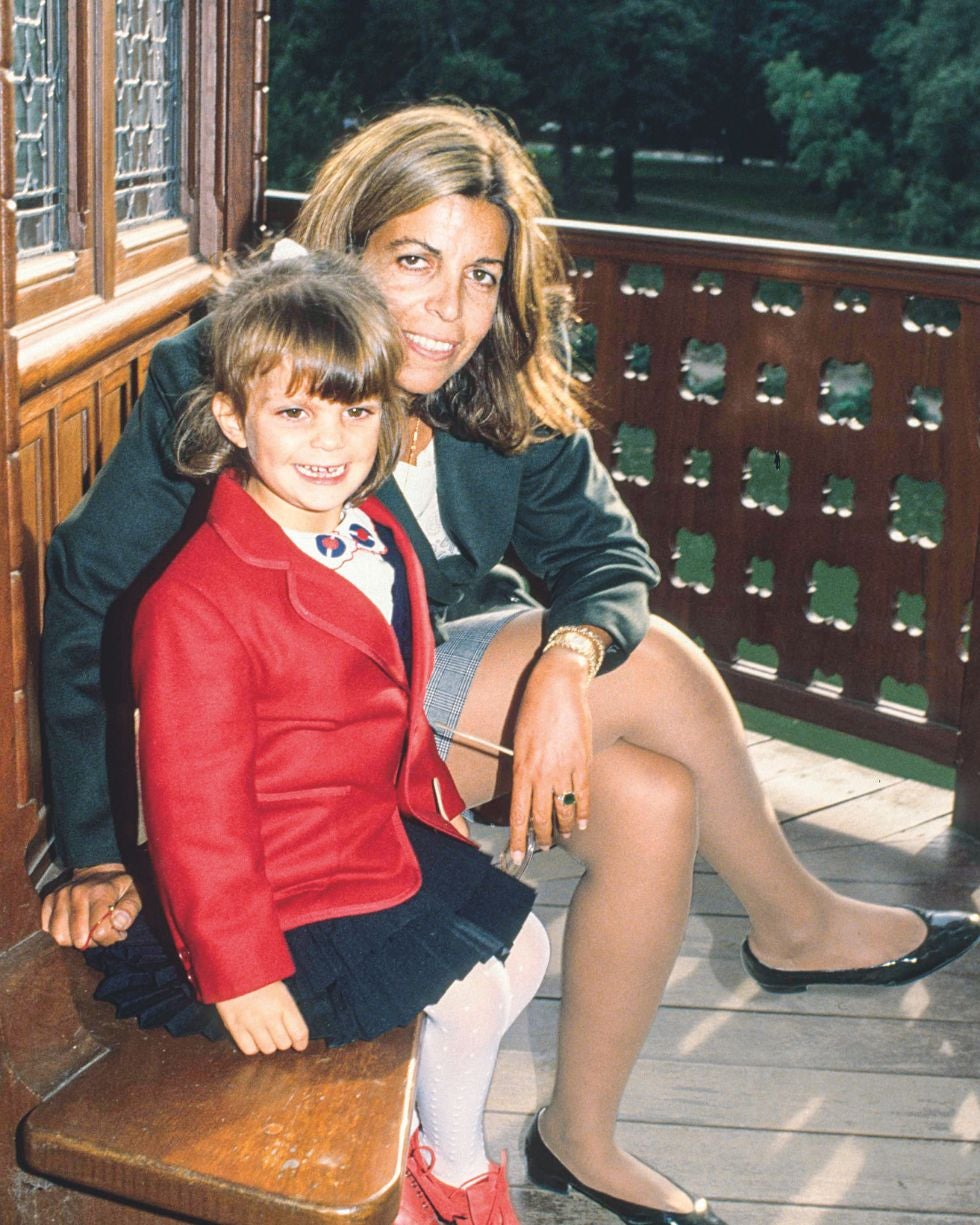 Athina perdió a su madre cuando tenía tres años. Se convirtió entonces en la heredera única de la fortuna de los Onassis y los Livanos, la rama materna de Christina. La niña fue criada en Suiza por su padre Thierry, pero tuvo que cumplir los treinta años para poder disfrutar de toda su fortuna.