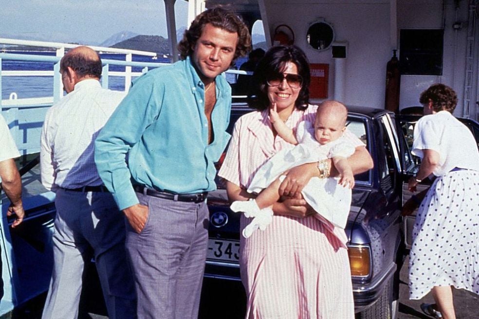 Los padres de Athina, Christina Onassis y el empresario francés Thierry Roussel, posan con la niña en Grecia en 1985. Se divorciaron después de que ella descubriera que Roussel había tenido un niño con su amante.