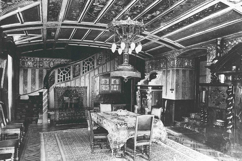 Los presos vips del castillo de Itter (una de las prisiones satélite de Dachau) tenían habitaciones en vez de celdas, usaban la biblioteca y paseaban por el patio. El resto de los reclusos sufría la brutalidad del comandante, un sádico que huyó del castillo cuando se acercaban los aliados.