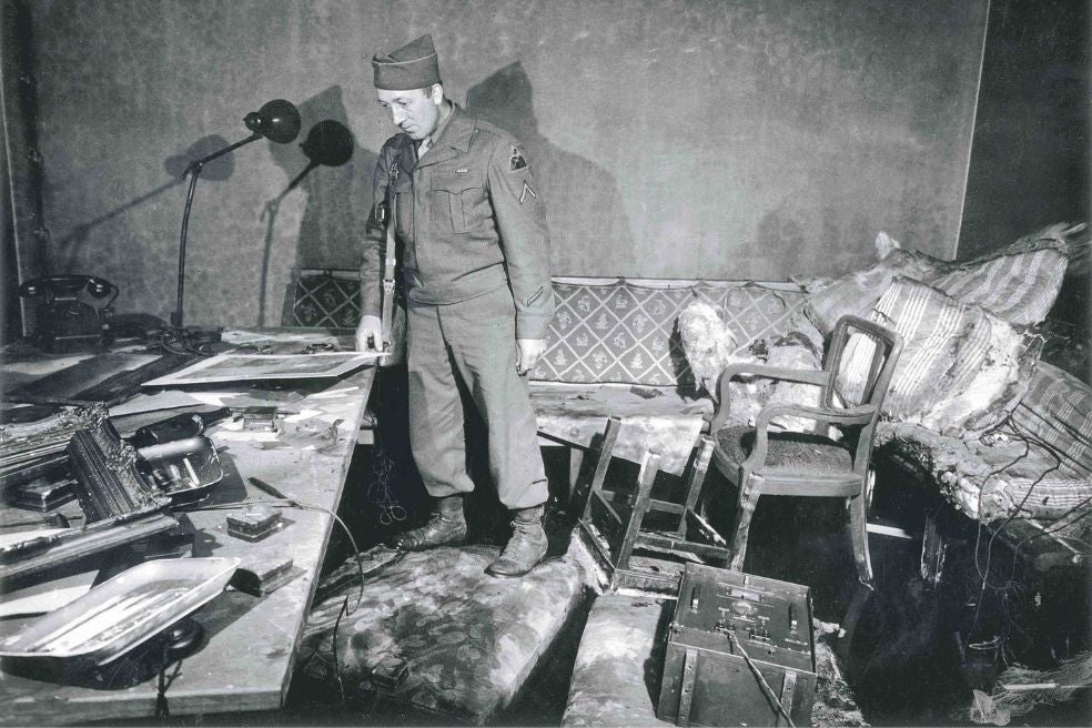 El 30 de abril de 1945, Adolf Hitler se suicidó junto con Eva Braun en el búnker de la Cancillería: se tomó una cápsula de cianuro y se disparó con su pistola un tiro en la cabeza. Antes repartió cianuro entre sus secretarias. En la foto, el búnker tomado por los americanos.