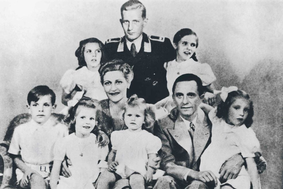 Joseph Goebbels (ministro nazi de Propaganda) y su mujer, Magda, se suicidaron y mataron a sus seis hijos. Magda dijo: «El mundo después del Führer no merecerá ser vivido, así que me llevo a mis hijos conmigo». Aquí, la familia con el hijo de Magda de un matrimonio anterior.