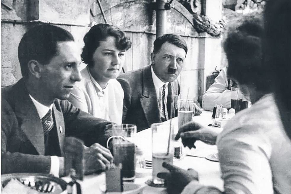 A Geli le gustaba coquetear. Cuando Hitler se enteró de que mantenía una relación con su chófer, montó en cólera. A él lo despidió; a ella le puso vigilancia. Geli se convirtió en su prisionera. En la foto, entre Goebbels y Hitler.