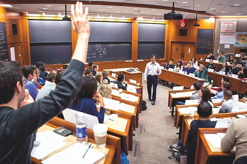Las clases comienzan siete minutos después de lo programado, en lo que llaman «Harvard time», para dar tiempo a los estudiantes que llegan con la lengua fuera dadas las grandes distancias del campus. Esta flexibilidad contrasta con la inmensa presión académica.