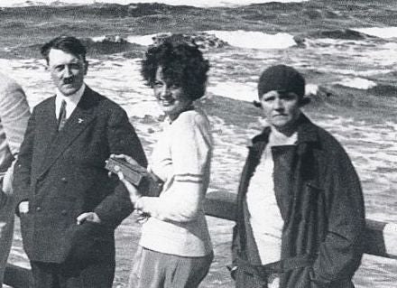 El padre de Hitler —un funcionario de aduanas maltratador e infiel— tuvo ocho hijos con tres mujeres, la última fue Klara Pölzl, la madre de Adolf. En la foto: Hitler, enun muelle marítimo, con su medio hermana Angela (con gorro) y Geli (en el centro).