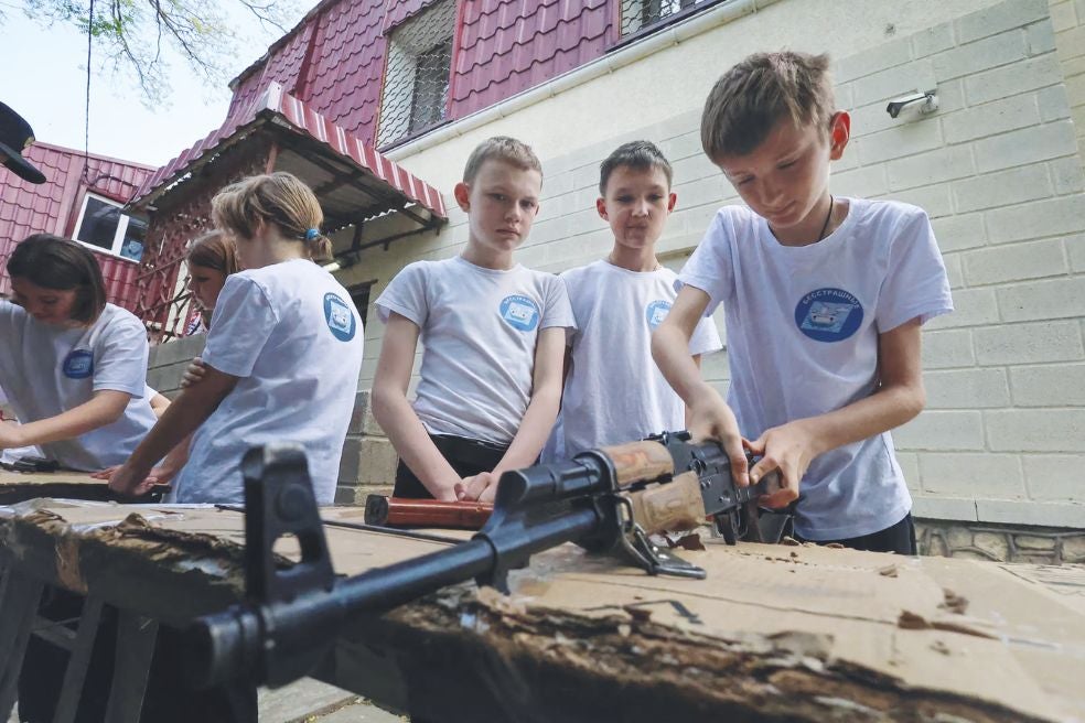 En campamentos de verano y cursos extraescolares, a los más pequeños se les enseña ya a montar y desmontar armamento.
