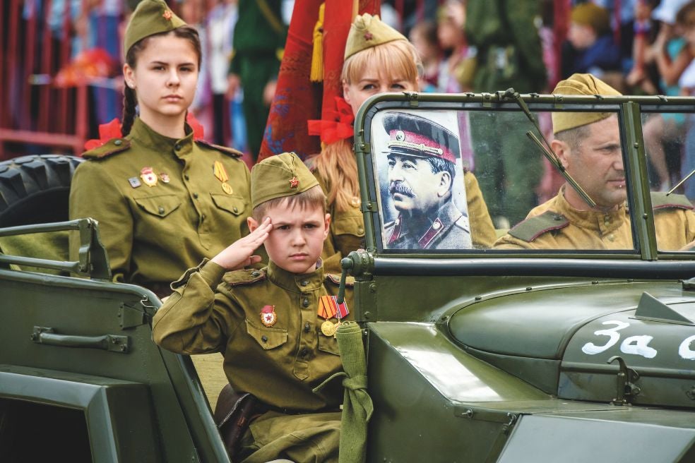 Un niño con un uniforme soviético saluda en el desfile de 2018 del Día de la Victoria, que conmemora la derrota de la Alemania nazi en la Segunda Guerra Mundial.