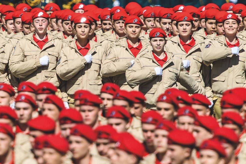 Los desfiles y los actos militares protagonizados por jóvenes son frecuentes y se difunden en las redes con orgullo.