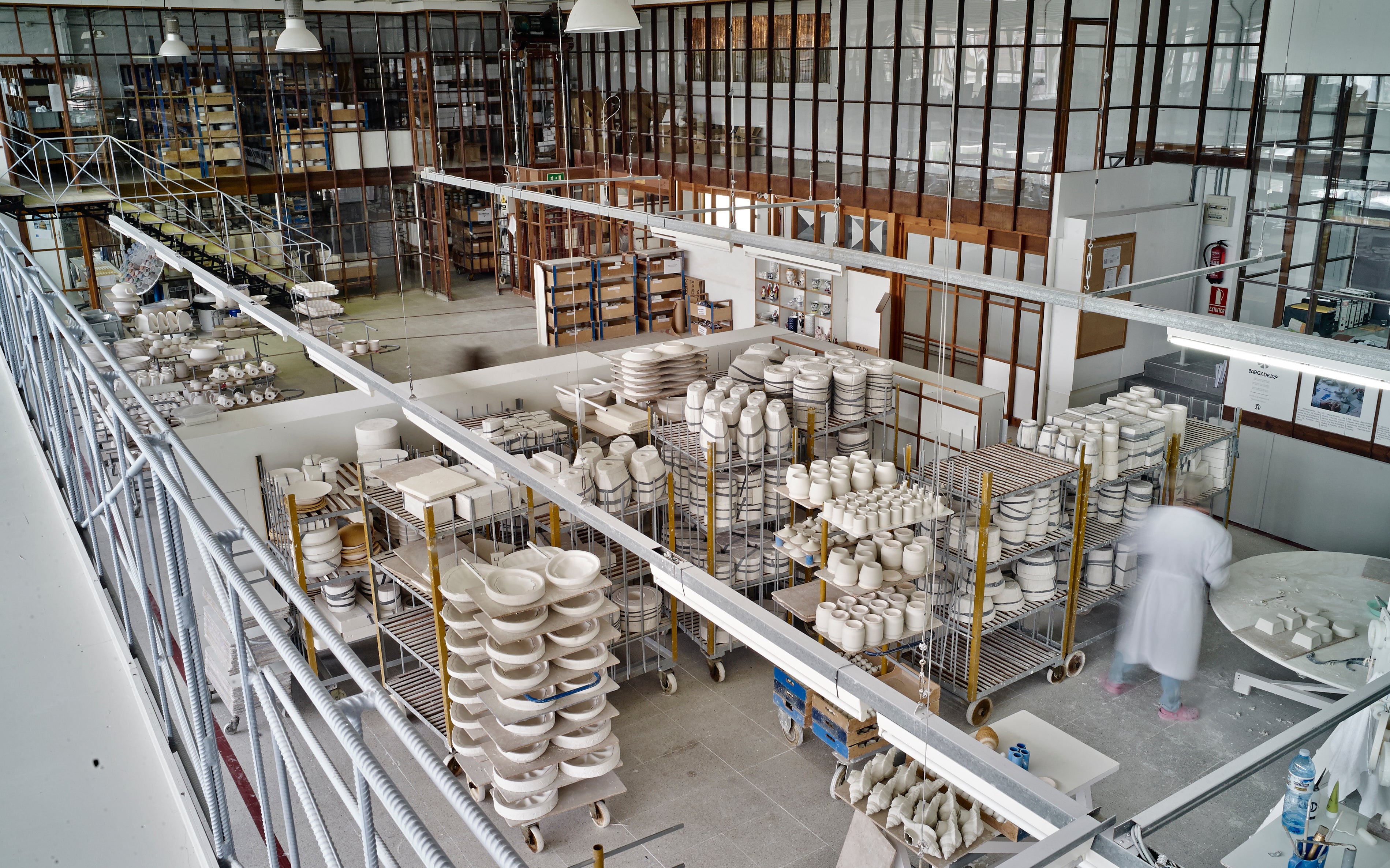 La empresa se remonta a principios del siglo XIX, a la parroquia de Sargadelos, en Cervo (Lugo). El libro 'Artesanos, el buen hacer español', (ed. Turner) le dedica un capítulo a Sargadelos, al que pertenecen estas fotos.