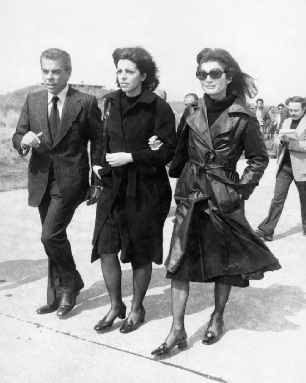 Jackie Kennedy conoció a Aristóteles Onassis durante unas vacaciones a bordo del 'Christina', el yate del famoso empresario griego. Su relación no duró mucho y se volvió más compleja tras la muerte de Alexander, el hijo que el magnate había tenido con Tina Livanos.