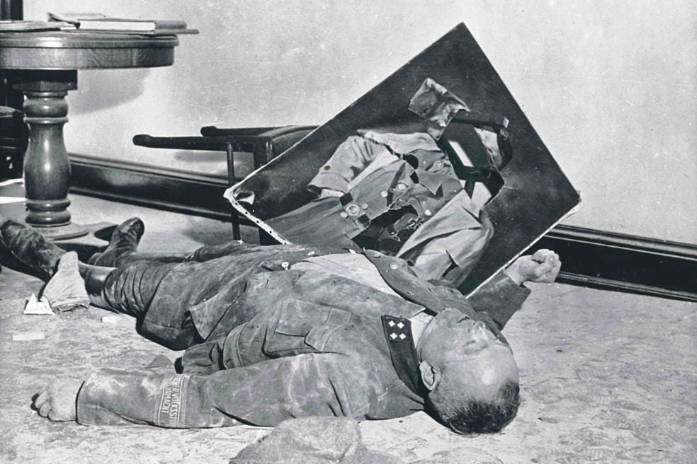 Ernst Kurt Lisso —teniente de alcalde de Leipzig— se suicidó con su mujer, Regina, y su hija, Renata, en su despacho del Ayuntamiento (abajo). En otra habitación se mató el alcalde Kurt Walter Doenicke (a la dcha.). Lo encontraron junto a un lienzo rasgado de Hitler.