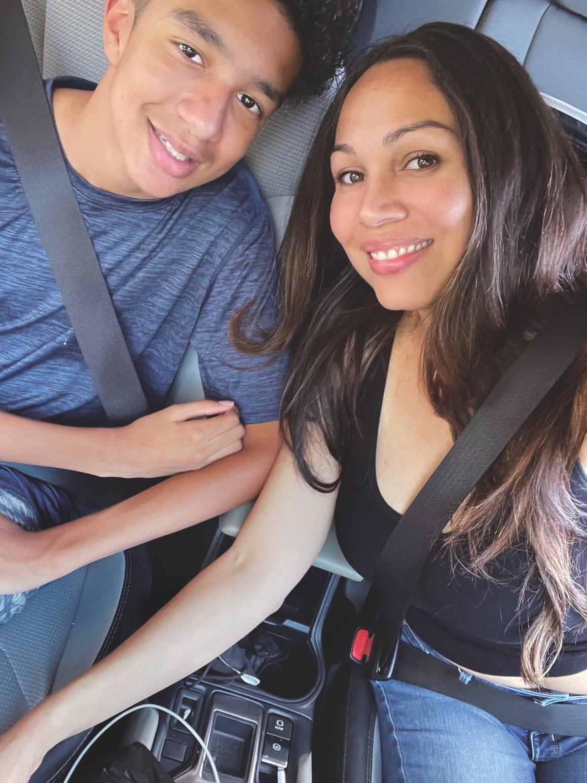 Megan García y su difunto hijo, Sewell Setzer.