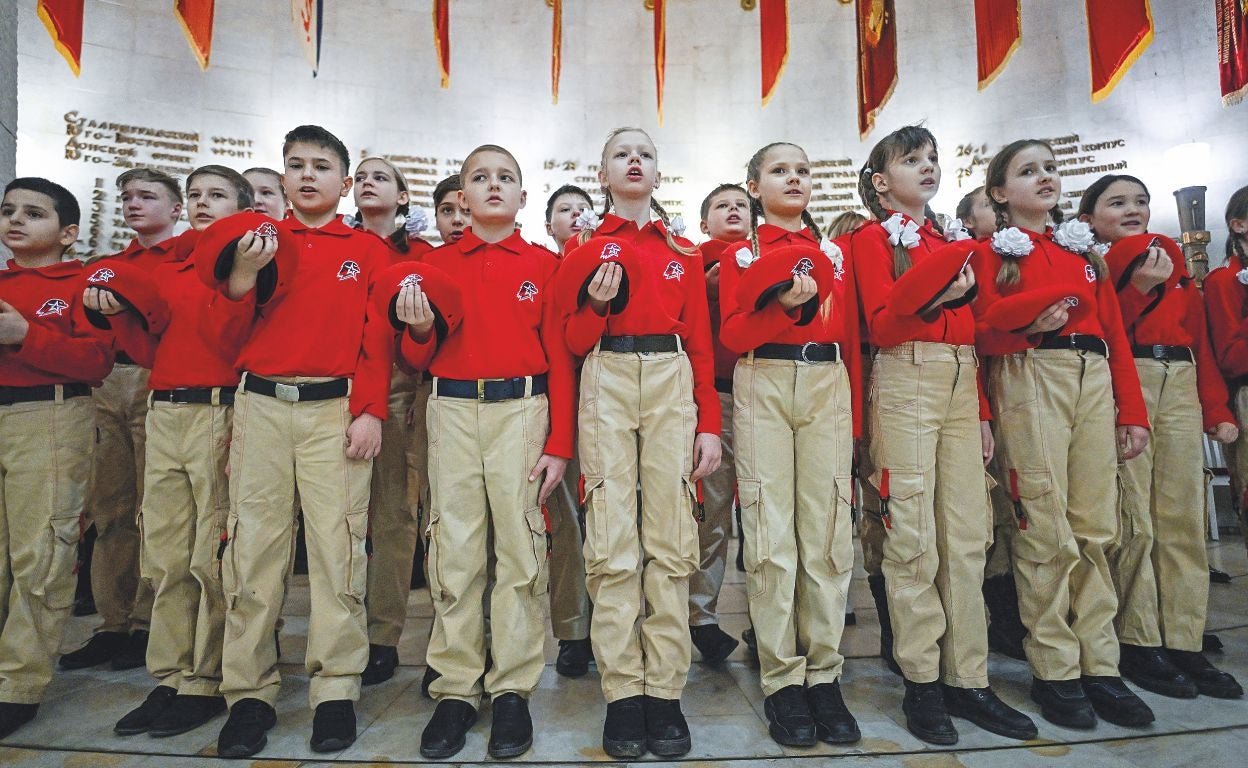 Los 'niños soldado' de Putin: cómo el Kremlin ha adoctrinado a toda una generación