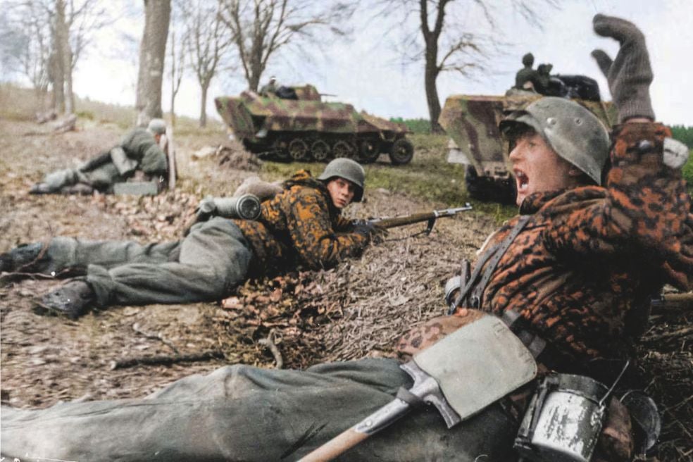 En los últimos días de la guerra, con los aliados en los talones, miembros de las SS y la Gestapo mataban a quien se rindiera o no luchara en el bando alemán. En la foto, soldados de las SS en pleno ataque.