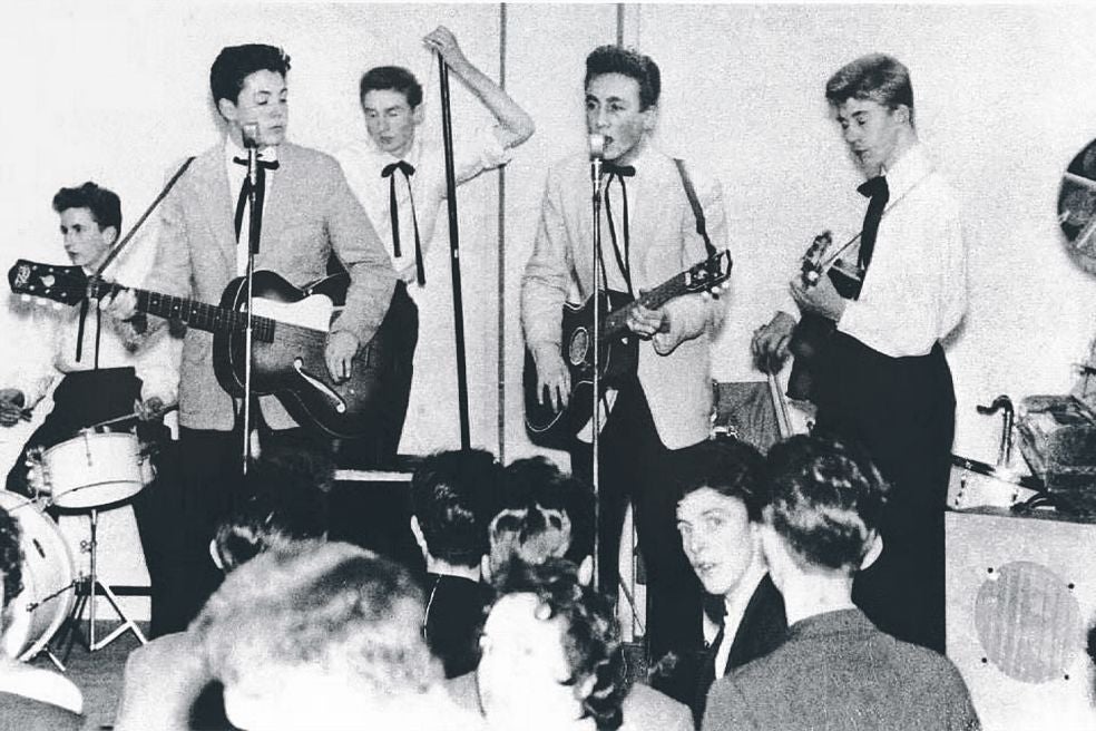 The Quarrymen tocaban en fiestas, bailes escolares, cines y concursos antes de que McCartney se uniera al grupo. En octubre de 1957 hizo su primer concierto con ellos (foto). Meses después, Paul recomendó a su amigo George Harrison, un guitarrista de 14 años.