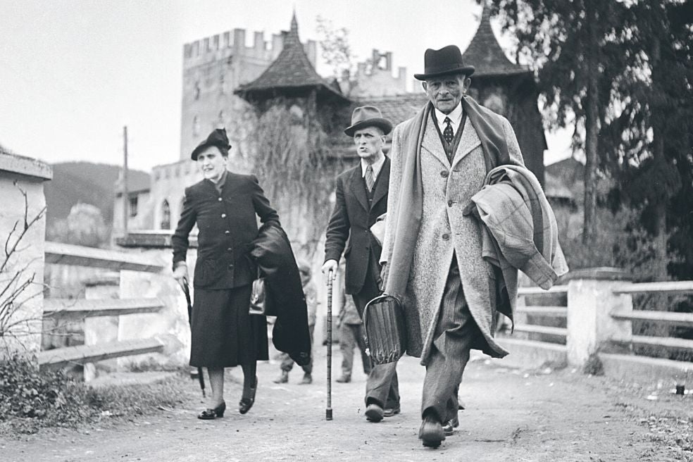 En el castillo de Itter estuvieron recluidos antiguos primeros ministros franceses, generales de su Ejército y la hermana de De Gaulle, entre otros. Aquí, la liberación del exministrode Defensa Maxime Weygand y su mujer.