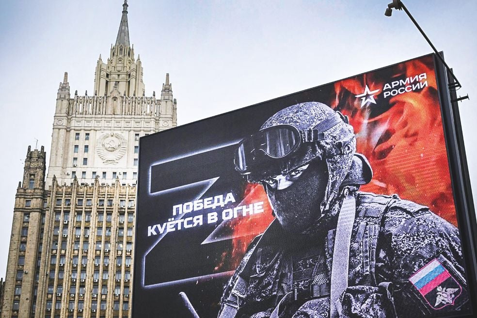 El símbolo 'Z', promovido por el Kremlin para apoyar la guerra de Ucrania, ha sido un éxito para captar jóvenes.