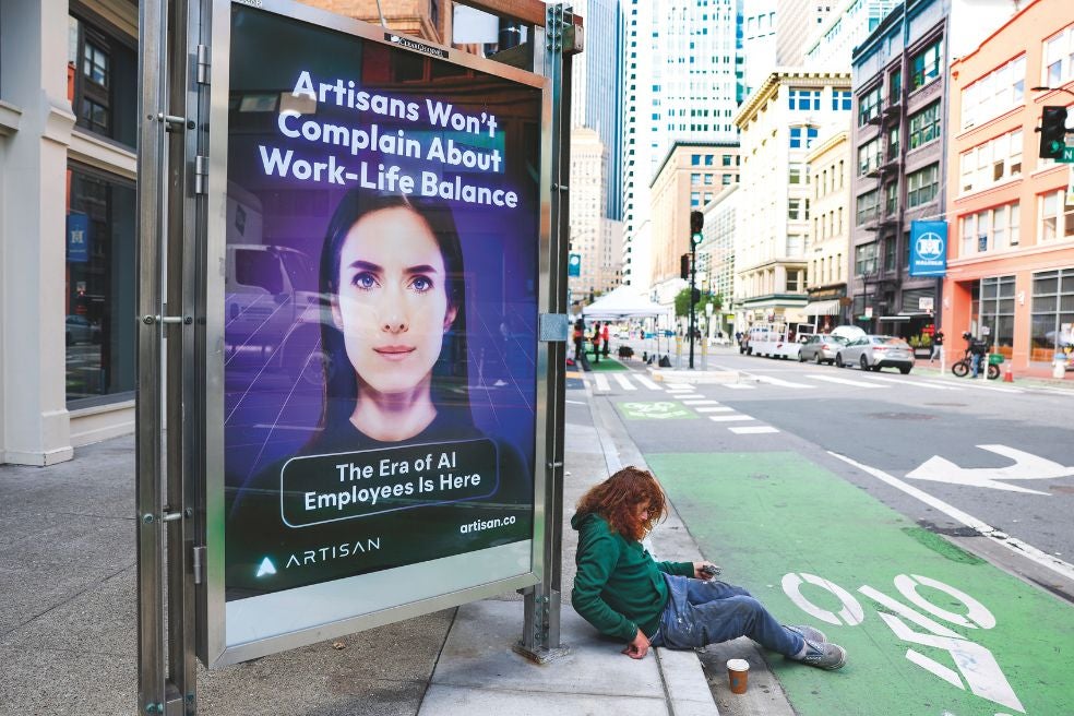 ¿Pensabas que las cosas no podían ponerse más distópicas? Mira lo que hace Artisan. Esta start-up ha tapizado San Francisco con carteles que proclaman «Stop hiring humans» ('Deja de contratar a humanos'). Artisan pretende reemplazar a personas de carne y hueso con agentes de IA llamados 'artesanos'. No se cansan, no protestan, no cobran… La provocadora campaña ha funcionado como un tiro. Gracias a ella ha recaudado dos millones de dólares en ventas de sus 'esclavos digitales'.