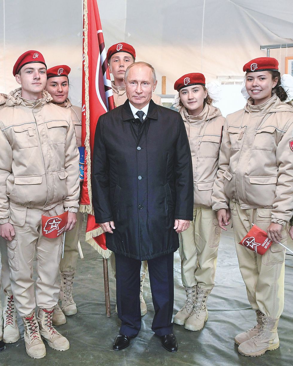 Vladimir Putin posa con miembros del Ejército Joven.