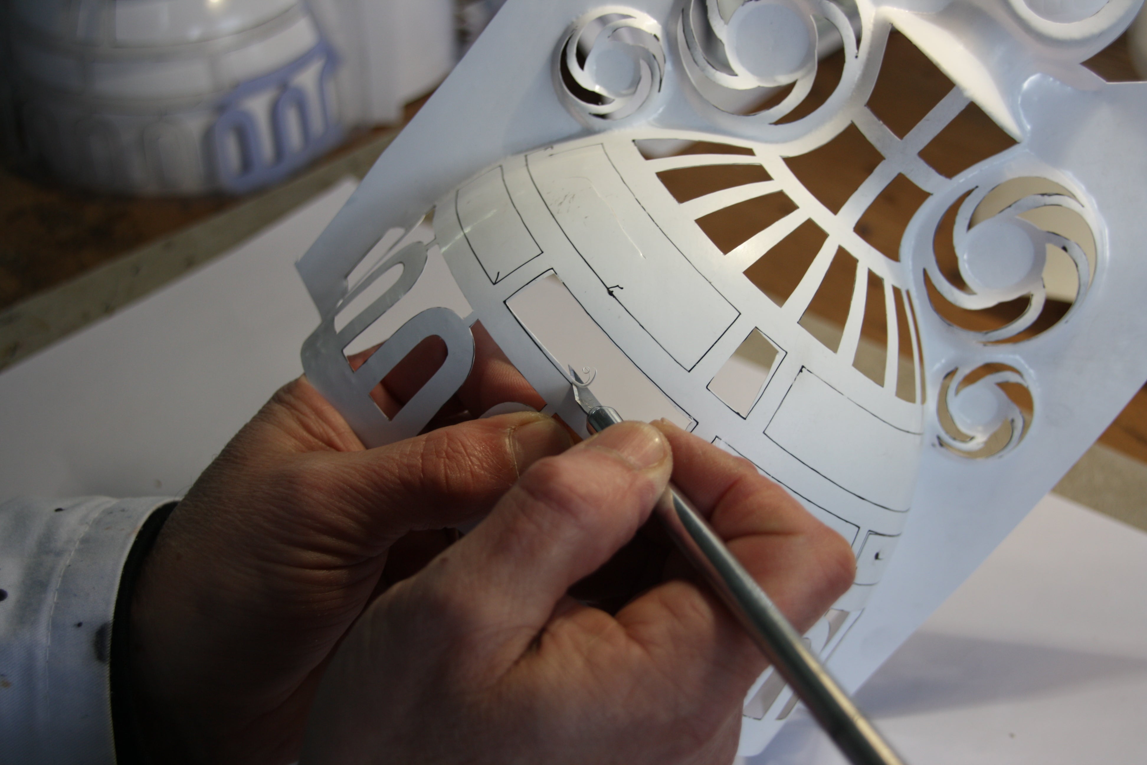 Decoración a mano de cada una de las piezas. El dibujo se hace con pincel, línea tras línea.