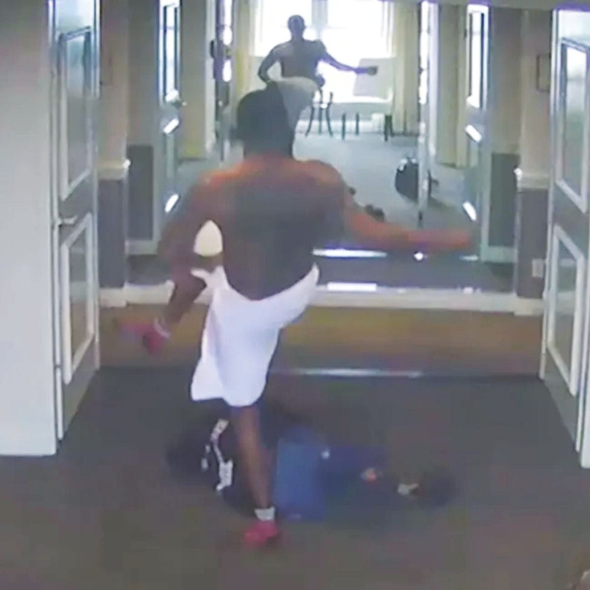 La CNN emitió el año pasado un vídeo en el que se ve a Combs agredir a su entonces pareja, Cassie Ventura, en el pasillo de un hotel. Él respondió con un vídeo en redes en el que, con rostro apenado, lamentaba el incidente y pedía disculpas.