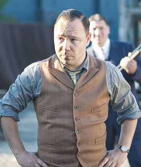 Imagen secundaria 2 - «Tanta gente maravillosa...». Martin Scorsese, con quien ha rodado tres películas, llama a Graham «mi Joe Pesci británico». En la imagen superior: con Scorsese y Robert De Niro en el rodaje de El irlandés; abajo a la izquierda: con Jason Statham y Brad Pitt en Snatch. Cerdos y diamantes; a la derecha: Graham en la serie Boardwalk empire. «Mi vida es muy rara. Soy un chico de Kirkby y, aun así, he conocido a tanta gente maravillosa...».