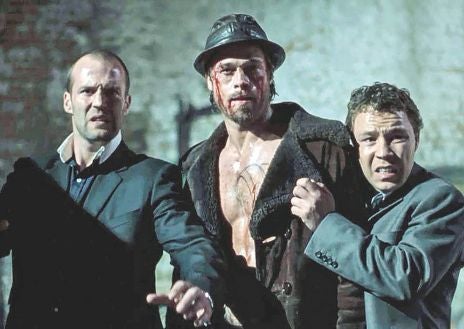 Imagen secundaria 1 - «Tanta gente maravillosa...». Martin Scorsese, con quien ha rodado tres películas, llama a Graham «mi Joe Pesci británico». En la imagen superior: con Scorsese y Robert De Niro en el rodaje de El irlandés; abajo a la izquierda: con Jason Statham y Brad Pitt en Snatch. Cerdos y diamantes; a la derecha: Graham en la serie Boardwalk empire. «Mi vida es muy rara. Soy un chico de Kirkby y, aun así, he conocido a tanta gente maravillosa...».