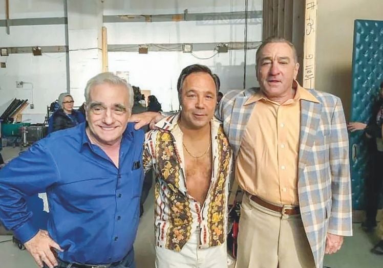 Imagen principal - «Tanta gente maravillosa...». Martin Scorsese, con quien ha rodado tres películas, llama a Graham «mi Joe Pesci británico». En la imagen superior: con Scorsese y Robert De Niro en el rodaje de El irlandés; abajo a la izquierda: con Jason Statham y Brad Pitt en Snatch. Cerdos y diamantes; a la derecha: Graham en la serie Boardwalk empire. «Mi vida es muy rara. Soy un chico de Kirkby y, aun así, he conocido a tanta gente maravillosa...».