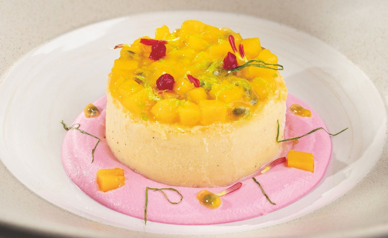 Tarta de queso con mango y albahaca