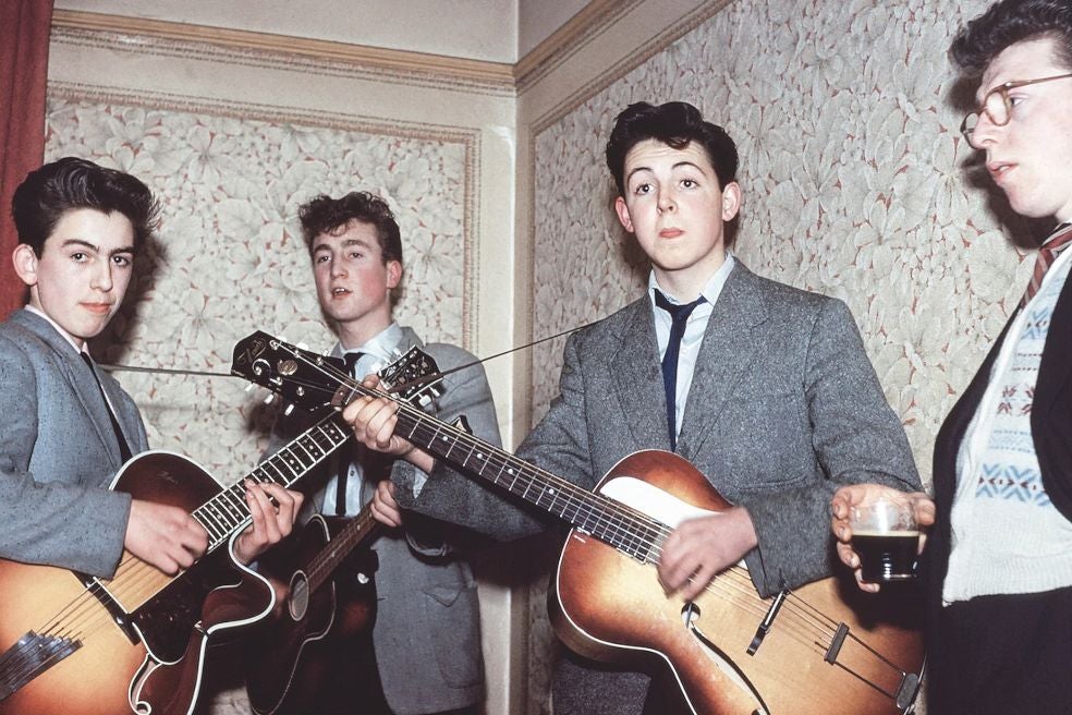 En julio de 1958, The Quarrymen —germen de los Beatles—grabaron su primer single, con una versión de Buddy Holly en la cara A y con In spite of all the danger, primera canción de Paul, en la B. Tres días después murió la madre de Lennon. Arriba, abriendo este reportaje: John y Paul en 1963.