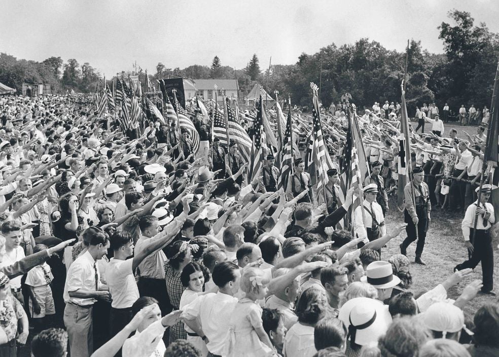 Un millar de hombres con uniformes nazis y esvásticas desfilan en Nueva Jersey (1937). Pertenecen al grupo Bund, que nutrió al movimiento America First. Bund llegó a reunir a 20.000 seguidores en el Madison Square Garden.